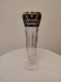 Vază cristal boemian cu model roșu-rubiniu suflat manual cu decor floral șlefuit și bordură aurită, 22,5 cm