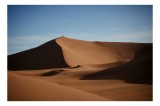 Tablou Canvas, "Valurile de nisip ale deșertului", Nisip, Deșert, Dune, Umbre, Cer, Albastru, Linie, Moale, Liniște, Natură, 39 x 26 cm, CMCLASS