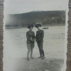 Doi ofiteri romani pe malul unei ape, 1942/ fotografie