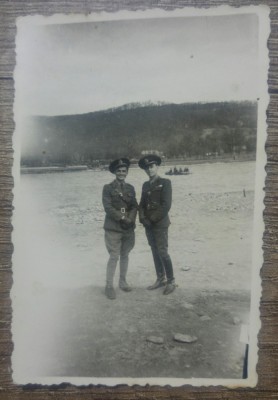 Doi ofiteri romani pe malul unei ape, 1942/ fotografie foto