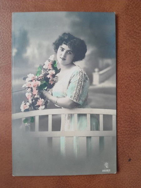 Fotografie tip carte postala, tanara cu flori, inceput de secol XX