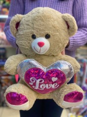 Urs de plus maro cu inima love 40cm