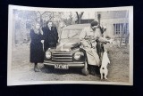 FAMILIE POZAND LANGA UN AUTOMOBIL DE EPOCA DE MIC LITRAJ , FOTOGRAFIE TIP CARTE POSTALA , MONOCROMA, NECIRCULATA , PERIOADA INTERBELICA