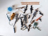 Lot accesorii pentru figurine, de plastic, arme, pusti, etc