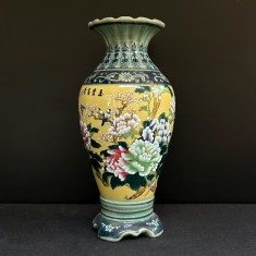 Vază decorativă din ceramică cu motiv floral &ndash; China