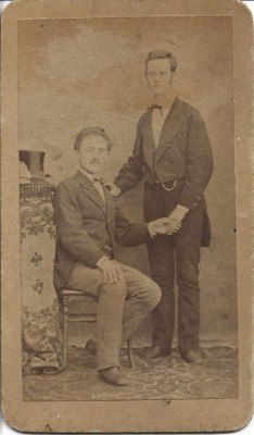 M1442N Eustațiu Cristoforeanu, primarul orașului R&amp;acirc;mnicu Sărat și fratele său, Dobrică, studio Wilhelm Bethier, Craiova foto