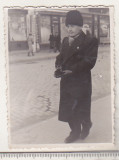 Bnk foto - Ramnicu Sarat 1937 - barbat pe strada, Alb-Negru, Romania 1900 - 1950, Cladiri