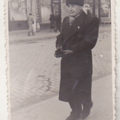 bnk foto - Ramnicu Sarat 1937 - barbat pe strada