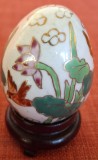 Ou de ceramica, suport de lemn, China.