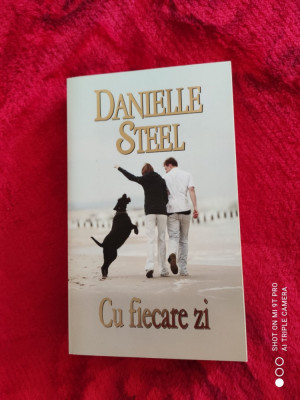 DANIELLE STEEL: CU FIECARE ZI foto