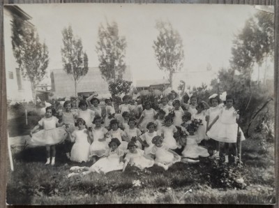 Fotografie de grup de la o Scoala de Fete, Romania interbelica foto