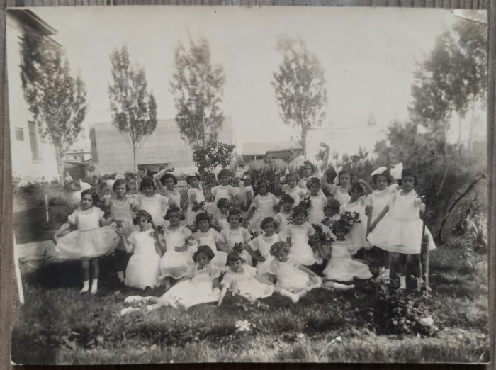 Fotografie de grup de la o Scoala de Fete, Romania interbelica