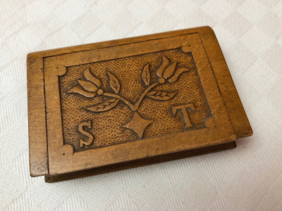 Tabachera veche din lemn in forma de carte gravata cu motive florale foto