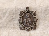 MEDALION FECIOARA MARIA cu PRUNCUL ISUS 1900 manopera EXCEPTIONALA de colectie