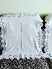 Fețe de masă albe vintage, set 2 buc. identice