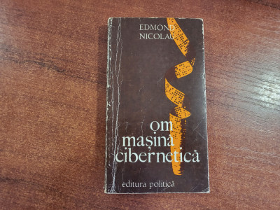 Om masina cibernetica de Edmond Nicolau foto