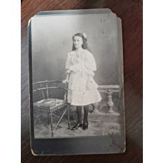 Fotografie fetita, pe carton, sfarsit de secol XIX