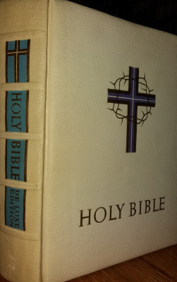HOLY BIBLE - DE LUXE EDITION - BIBLIA - NOUL SI VECHIUL TESTAMENT {1960} foto