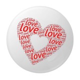 Cumpara ieftin Insigna rotunda Love in forma de inima din text rosu, 58 mm, model romantic cu prindere ac