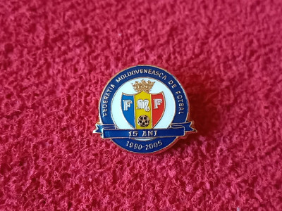 Insigna fotbal - Federatia de Fotbal din MOLDOVA (aniversare 15 ani 1990-2005) foto