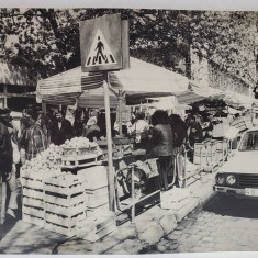 VANZATORI AMBULANTI IN FATA PIETEI DOROBANTI , FOTOGRAFIE , INCEPUTUL ANILOR ' 90