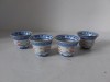 Set 4 pahare ceramice mici pentru servit sake, portelan China, model bob de orez, cu margine aurie, decor albastru si rosu, 4cm