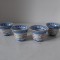 Set 4 pahare ceramice mici pentru servit sake, portelan China, model bob de orez, cu margine aurie, decor albastru si rosu, 4cm