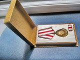 7666-V-Medalie RSR: 23 August 1944-1964 bronz aurit , stare foarte buna.