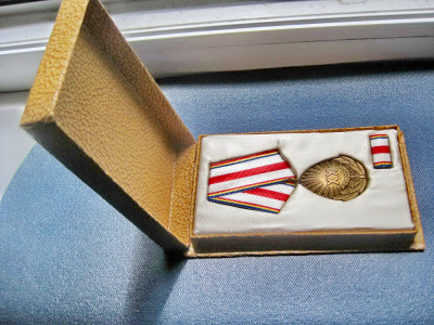 7666-V-Medalie RSR: 23 August 1944-1964 bronz aurit , stare foarte buna. foto