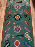 covor rom&acirc;nesc vintage țesut manual din l&acirc;nă, cu un design geometric distinctiv