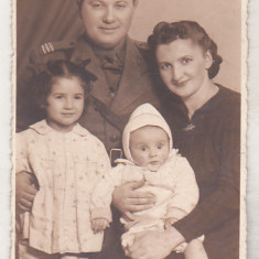 bnk foto Portret de militar cu familie - Foto Royal Turnu Severin 1942