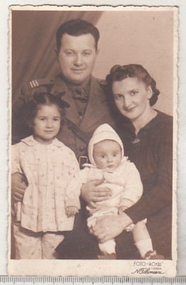 bnk foto Portret de militar cu familie - Foto Royal Turnu Severin 1942 foto