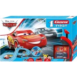 Cumpara ieftin Set pista de curse cu 2 masinute, Carrera, Disney Cars