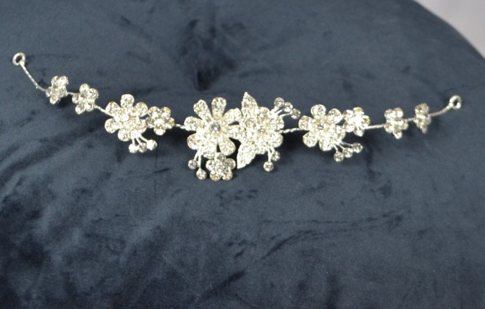 Diadema Argintie cu flori si pietricele tip Swarovski Diadema Argintie cu flori si pietricele tip Swarovski