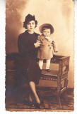 M1 F49 - FOTO - fotografie foarte veche - distinsa doamna cu copil - 1939, Romania 1900 - 1950