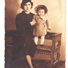 M1 F49 - FOTO - fotografie foarte veche - distinsa doamna cu copil - 1939