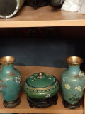 SET VAZE MEDII ȘI O BOMBONIERĂ, CLOISONNE/MANUFACTURATE &Icirc;N CHINA 1960-1970