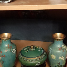 SET VAZE MEDII ȘI O BOMBONIERĂ, CLOISONNE/MANUFACTURATE ÎN CHINA 1960-1970