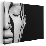 Tablou canvas portret femeie cu vopsea curgand alb negru 1147 Tablou canvas pe panza CU RAMA 60x90 cm