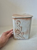 Vas Decorativ cu Capac &ndash; Ceramică de Autor &ndash; Motive Florale Stilizate &ndash; Semnat