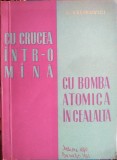 Cu crucea &icirc;ntr-o m&acirc;nă, cu bomba atomică &icirc;n alta