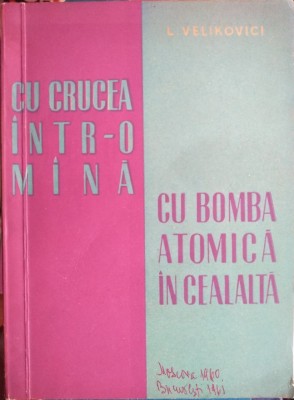 Cu crucea &amp;icirc;ntr-o m&amp;acirc;nă, cu bomba atomică &amp;icirc;n alta foto