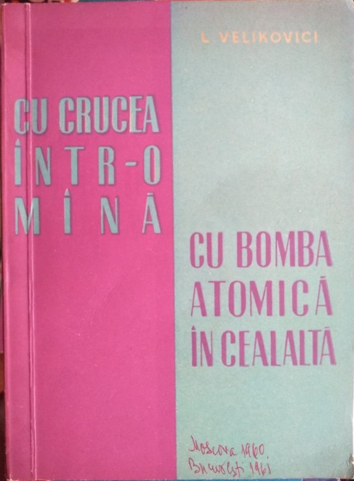 Cu crucea &icirc;ntr-o m&acirc;nă, cu bomba atomică &icirc;n alta