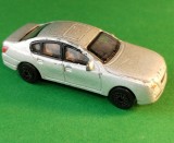 Sedan inspiratie BMW seria 5 E60 No name robusta Made in China. Diecast, carcasă metalică argintiu metalizat, vopsea sărită, volan pe dreapta. X