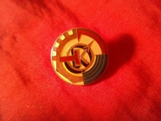 Insigna Romania , - Stiinta si Tehnica , metal si email , d=2,2cm foto