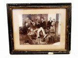 Fotografie veche 1904 in rama de lemn si sticla scena dintr-un bar, la bere