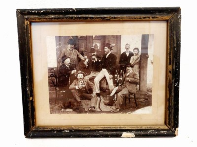 Fotografie veche 1904 in rama de lemn si sticla scena dintr-un bar, la bere foto