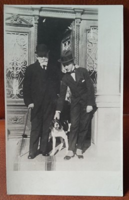 Fotografie tip carte postala, barbati impreuna cu cainele, perioada interbelica foto
