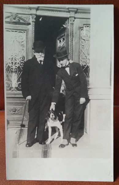 Fotografie tip carte postala, barbati impreuna cu cainele, perioada interbelica