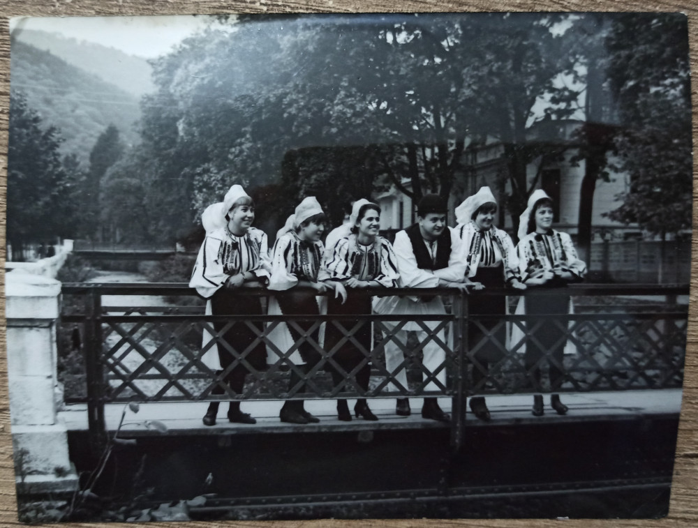 Tinere fete in port popular, Saliste// fotografie de presa, Portrete,  Romania 1900 - 1950 | Okazii.ro